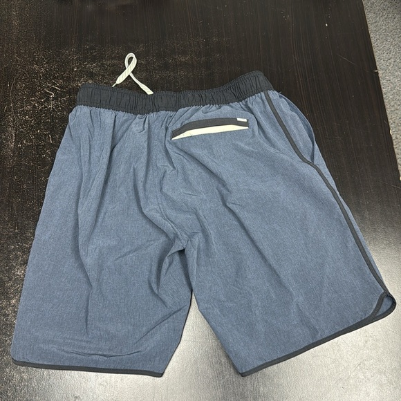 Vuori Banks Short - Men’s 7.5” inseam. Size M. Azure Linen Texture - Picture 2 of 4